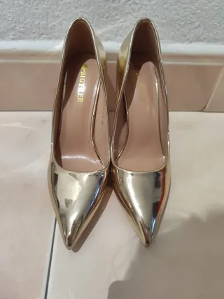 Zapatos de tacón dorados