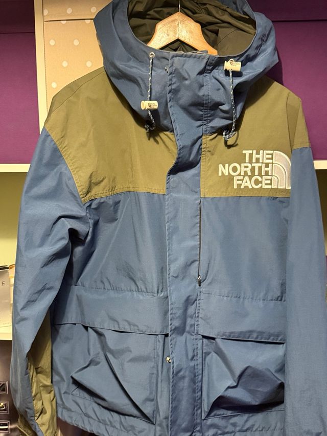 Chaqueta The North Face azul y verde