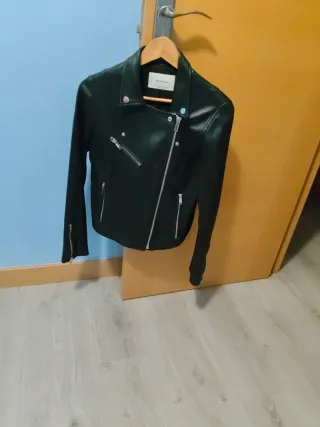 Cazadora efecto piel Stradivarius Talla M