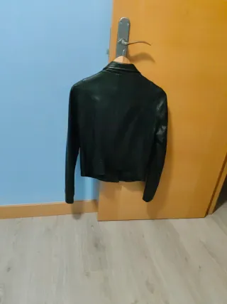 Cazadora efecto piel Stradivarius Talla M