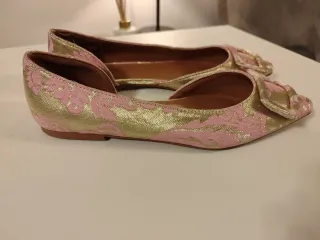 Zapatos planos dorados y rosas con hebilla
