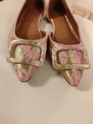 Zapatos planos dorados y rosas con hebilla