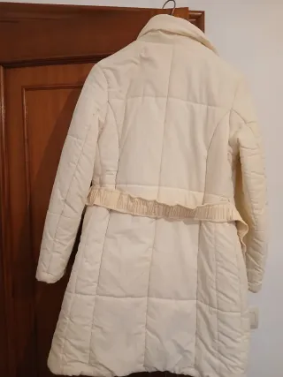 Chaquetón beige acolchado