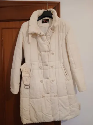 Chaquetón beige acolchado