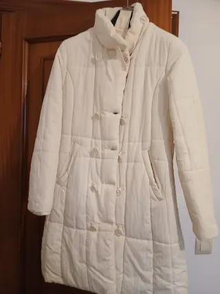 Chaquetón beige acolchado