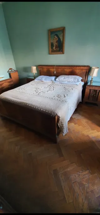 Camera matrimoniale di legno con intarsi e specchi