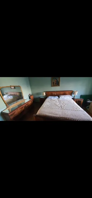 Camera matrimoniale di legno con intarsi e specchi