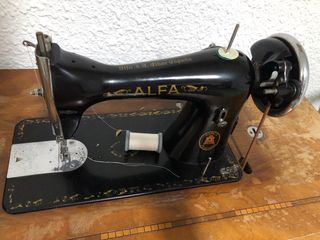 Máquina de coser ALFA antigua