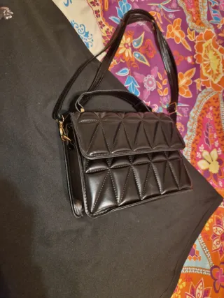 Vestido negro con estampado calaveras y bolso