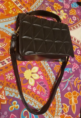 Vestido negro con estampado calaveras y bolso