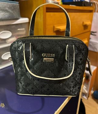 Bolso Guess Negro, de mano y con correa larga
