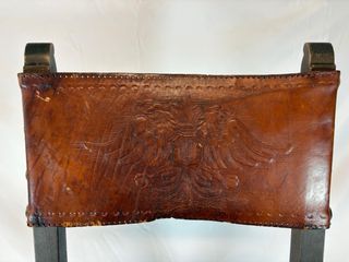 Silla frailera de cuero y madera tallada