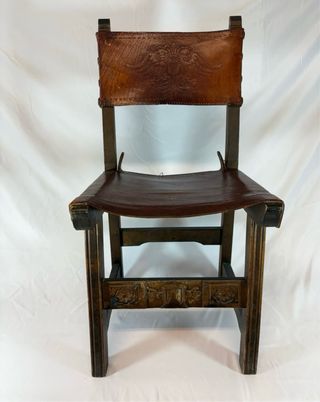 Silla frailera de cuero y madera tallada
