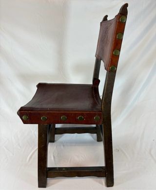 Silla frailera de cuero y madera tallada