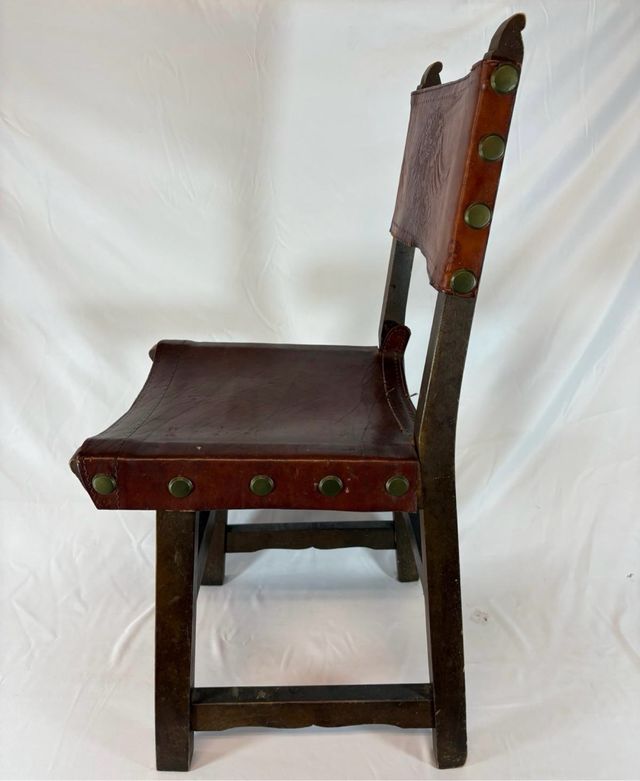 Silla frailera de cuero y madera tallada