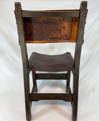 Silla frailera de cuero y madera tallada