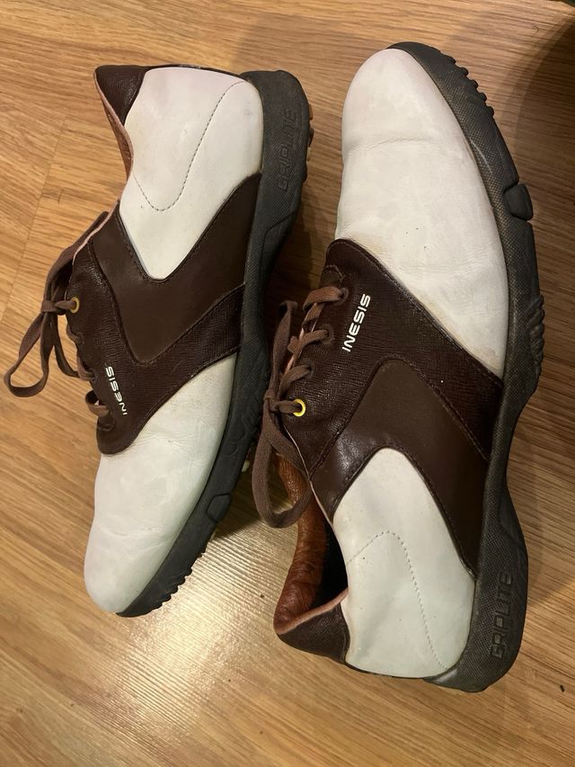 Zapatos de golf marrones y blancos