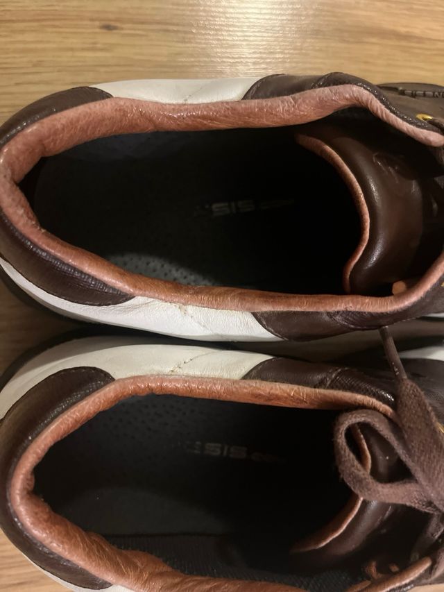 Zapatos de golf marrones y blancos