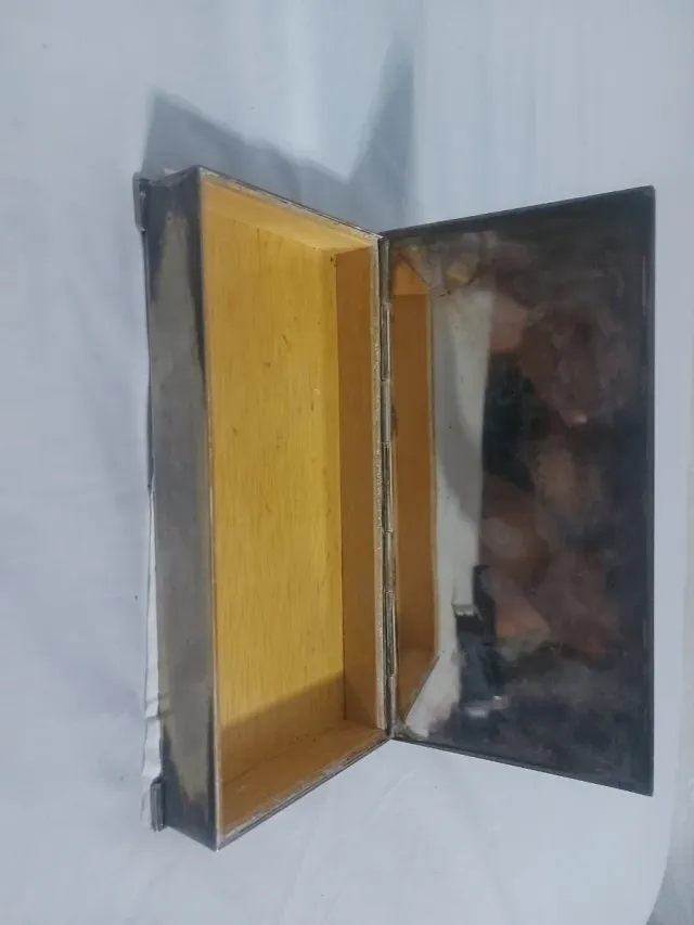 Caja antigua de plata con piedra verde