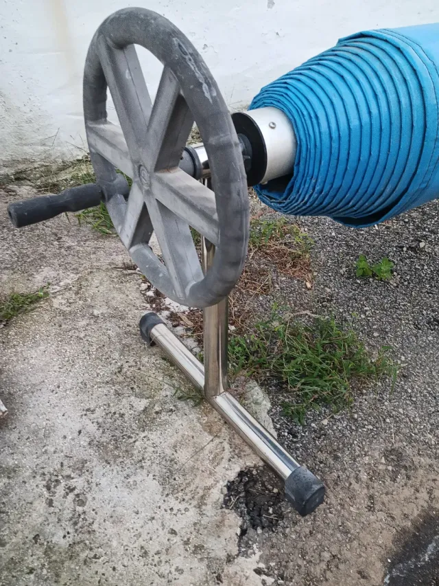 Toldo para piscina enrollable..