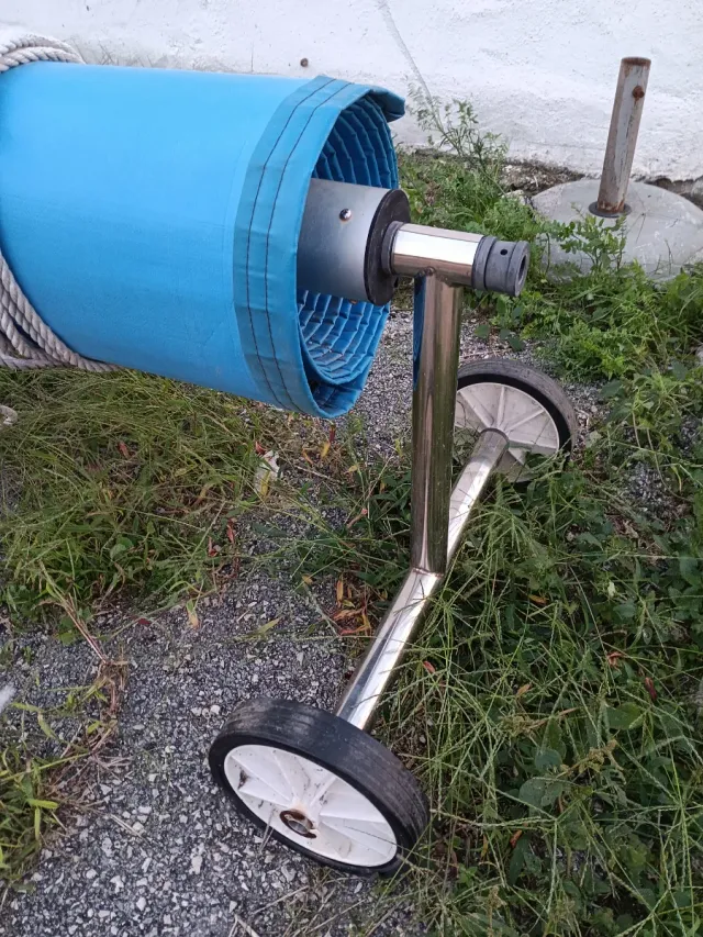 Toldo para piscina enrollable..