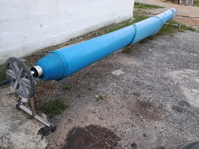 Toldo para piscina enrollable..