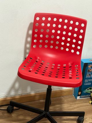 Silla de escritorio roja y negra