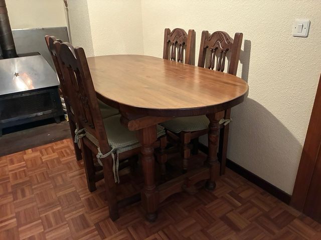 Mesa madera maciza con 6 sillas rústicas
