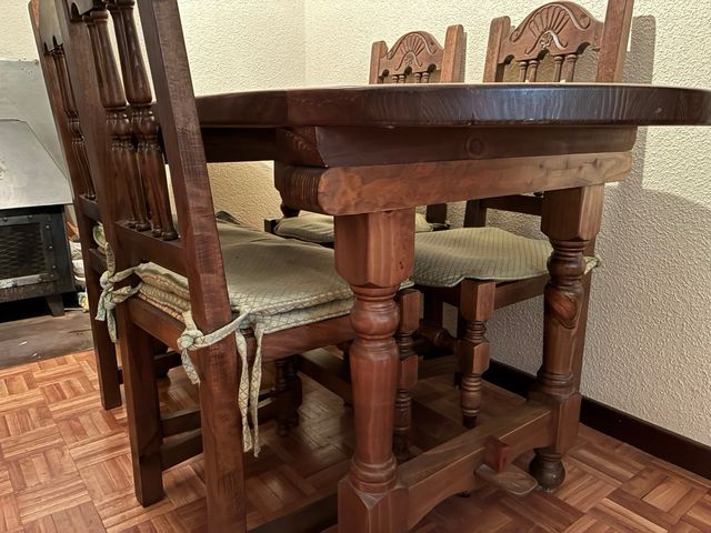 Mesa madera maciza con 6 sillas rústicas
