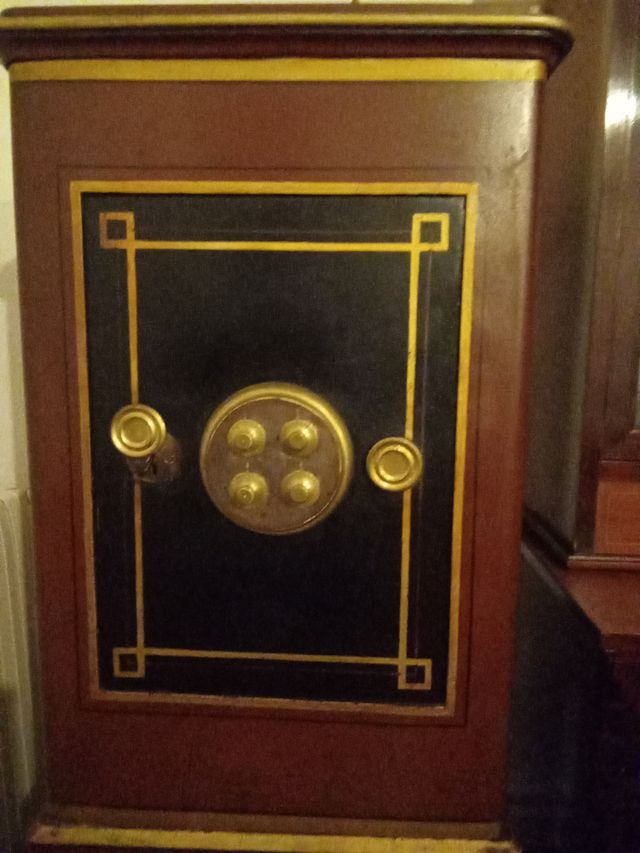 Caja fuerte antigua de madera y metal