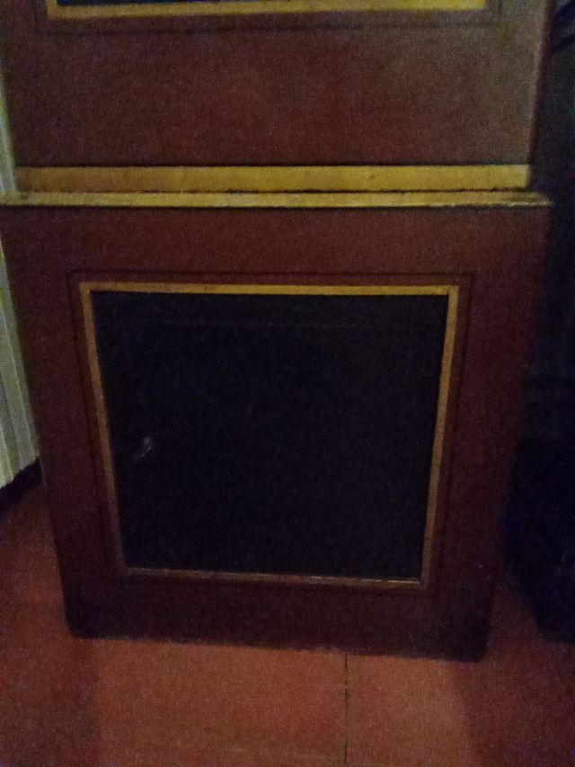 Caja fuerte antigua de madera y metal