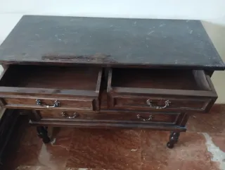 Cómoda de madera oscura