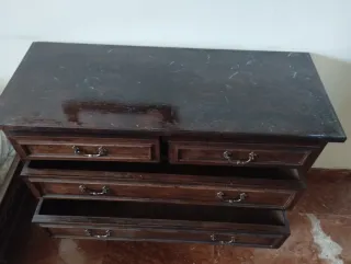 Cómoda de madera oscura