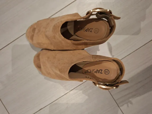 Sandalias cuña beige con hebilla