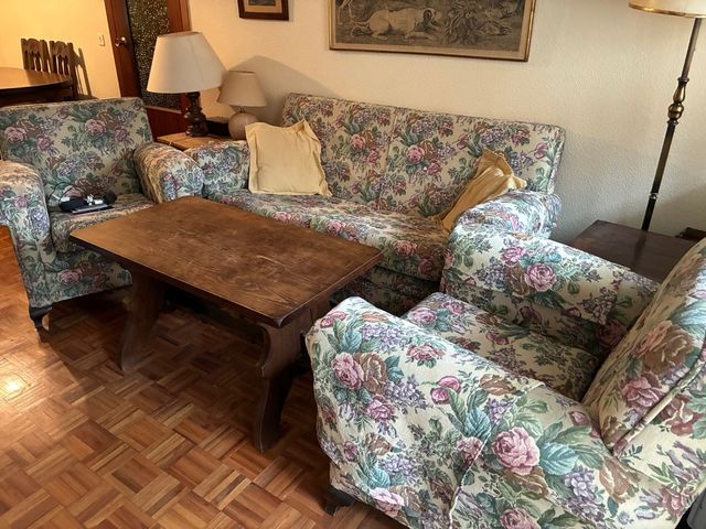 Conjunto salón vintage: sofá, 2 butacas, mesa.