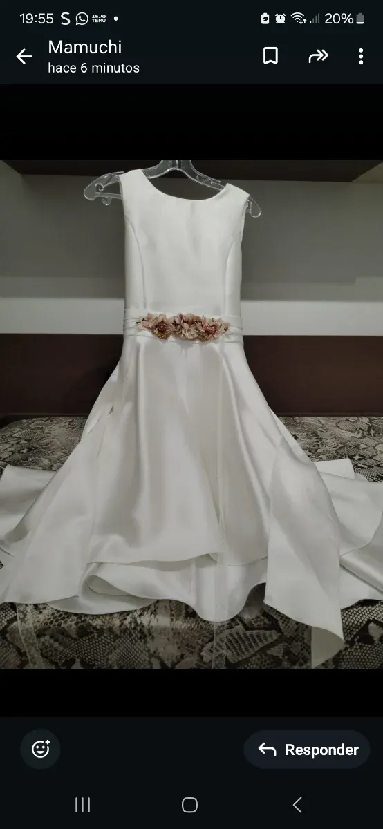Vestido de ceremonia blanco con flores.