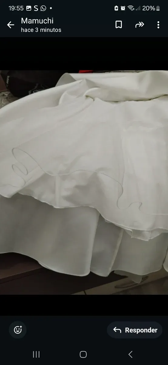 Vestido de ceremonia blanco con flores.