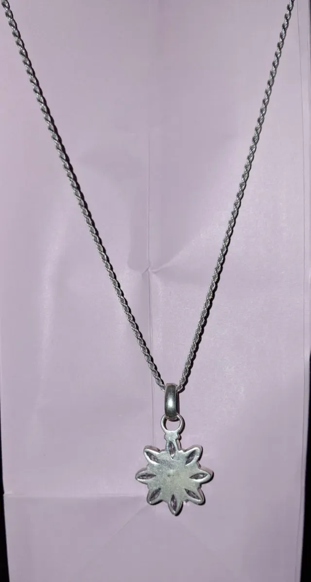 Collana con ciondolo a forma di stella