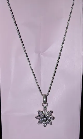 Collana con ciondolo a forma di stella