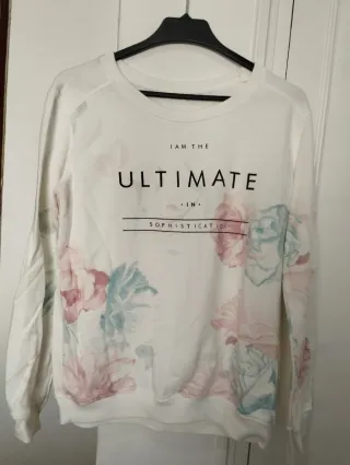 Sudadera Bershka floral blanca