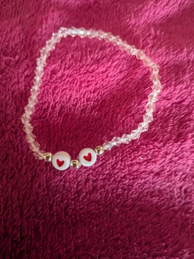 Pulsera hecha a mano con corazones