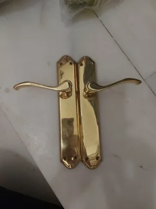 Manillas de puerta doradas