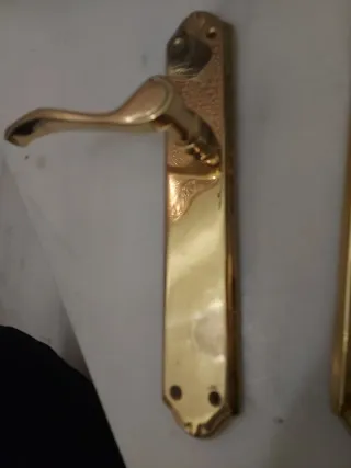 Manillas de puerta doradas