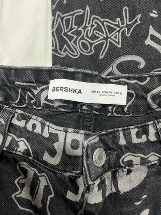 Pantalón Vaquero Bershka Negro Estampado Graffiti