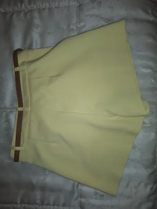 Falda pantalón amarilla con cinturón