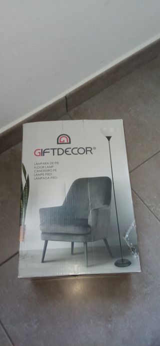 Lámpara de pie moderna metal negro.