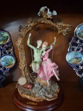 Figura pareja Capodimonte en columpio