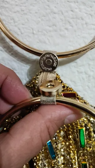 Bolso de fiesta dorado con tiras de color