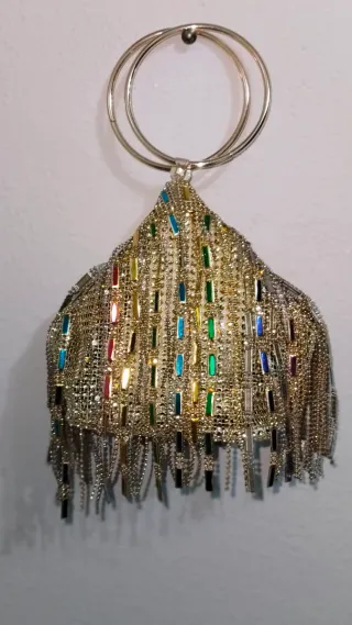 Bolso de fiesta dorado con tiras de color