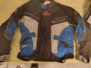 Chaqueta moto textil gris y negra